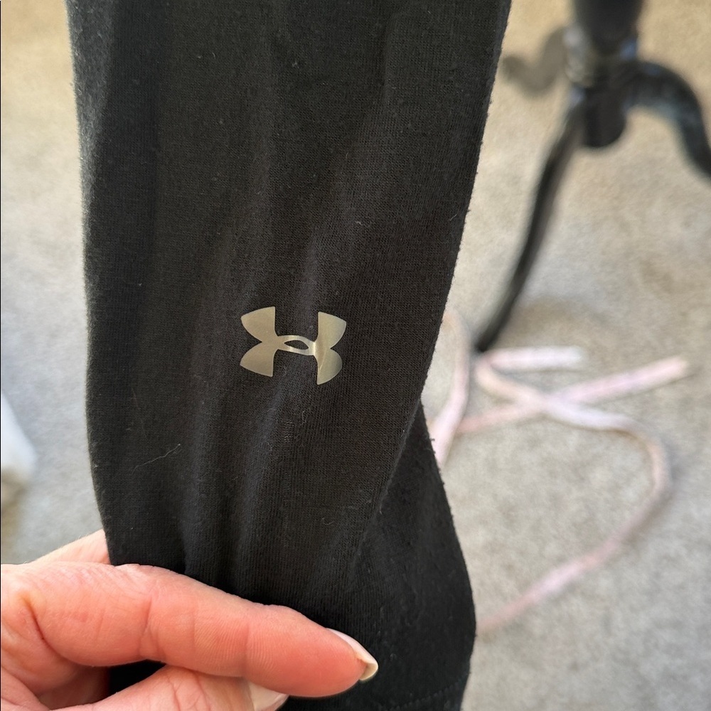 Furman Univ Under Armour Heat Gear Semi-fitted  LS Scoopneck Tee, EUC, Large - Picture 4 of 6